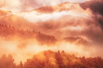 Türaufkleber Nebelhafte Berglandschaft © Roxana