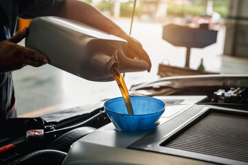 Mechanic in repairing car, change the oil at service center.