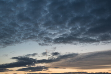 bizarre Wolkenform am Herbsthimmel