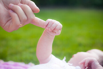 Baby hält Finger fest