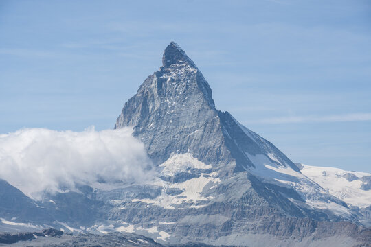 imagen completa del monte cervino de suiza con las nubes por debajo y cielo azul
