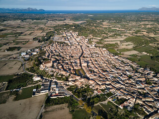 Toma aérea de drone de Santa Margalida Margarita en Mallorca. Pueblo tradicional