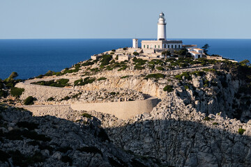 Faro de Formentor en Pollensa y carretera de acceso a través de las montañas