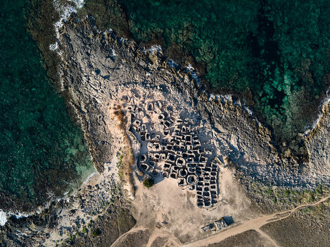 Ruinas del cementerio de los Fenicios Talay&oacute;tico en Can Picafort. Plano cenital a&eacute;reo tomado con drone