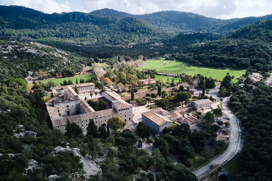 Toma a&eacute;rea de Lluc, su monasterio y hermita tradicional en Mallorca