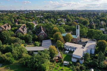 Hamburg Eidelstedt, Christuskirche Eidelstedt mit Wohngebiet, Luftaufnahme - obrazy, fototapety, plakaty