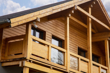 Neues Holzhaus im alpinen Stil