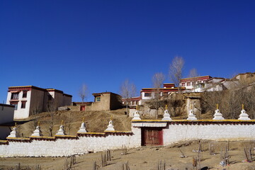 チベット カム地方 リタン・ゴンパの風景 - obrazy, fototapety, plakaty