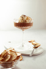 Schokoladen-Mousse mit Vanilleeis