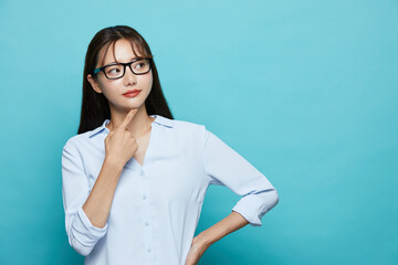 若い女性の青背景のビジネスポートレート