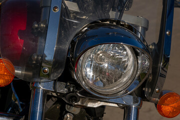 отражение улицы в блестящей части мотоцикла
reflection of the street in the shiny part of the motorcycle
