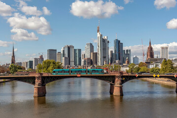 Naklejka premium Skyline von Frankfurt am Main mit Ignatz-Bubis-Brücke im Vordergrund 
