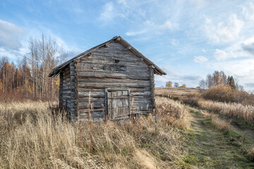 Obraz premium Old house. Wooden barn. The tract.