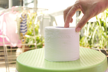 after drying tissue paper with sunlight, can reuse to absorb the bad smell in the refrigerator, kitchen tips