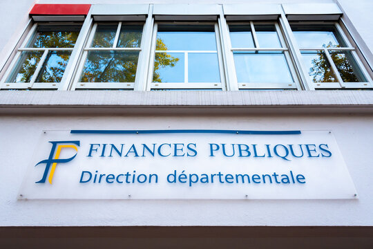 Vanves, France - 17 octobre 2021: Vue ext&eacute;rieure d'un centre des finances publiques, &eacute;tablissement r&eacute;unissant diff&eacute;rents services du Tr&eacute;sor Public fran&ccedil;ais, tr&eacute;sorerie et centre des imp&ocirc;ts
