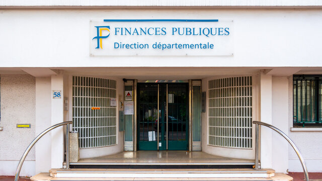 Vanves, France - 17 octobre 2021: Vue extérieure d'un centre des finances publiques, établissement réunissant différents services du Trésor Public français, trésorerie et centre des impôts