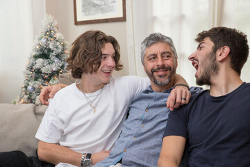 Père de famille s'amuse avec ses deux enfants adolescents pendant les fêtes de noël, moment de bonheur et de complicité - obrazy, fototapety, plakaty