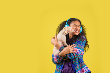 mujer feliz con su mascota en fondo amarillo