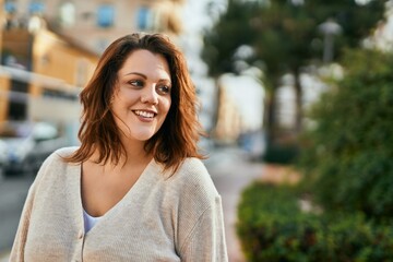 Obraz premium Young irish plus size girl smiling happy standing at the city.