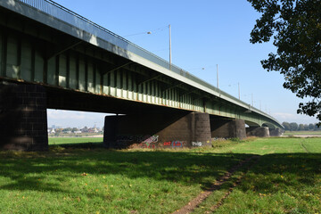 Josef-Kardinal-Frings-Brücke über rhein zwischen neuss und düsseldorf