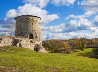 Fototapeta na wymiar The ruins of the ancient fortress of the city of Pskov. Russia.