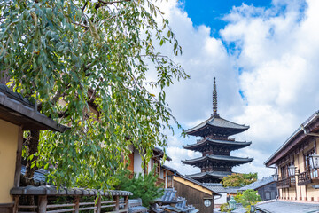 Obraz premium 【京都】青空の下の八坂の塔 法観寺 