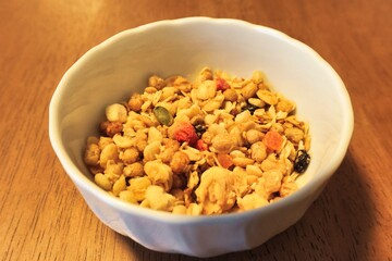白い器に入った朝食のグラノーラ