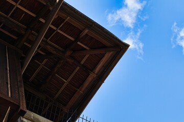 Obraz premium 岐阜県岐阜市川原町古い町並みの屋根の角