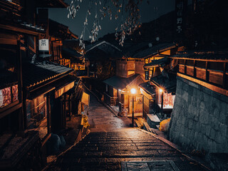 【京都】夜の三年坂の石段　産寧坂
