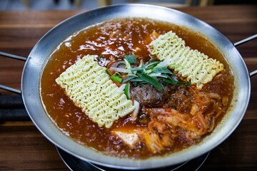 햄, 소세지,두부, 야채를 넣고 얼큰하게 끓인 부대찌게전골, 한국전통음식