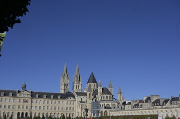 La mairie de Caen avec l'Abbaye-aux-Hommes et autres bâtiments.