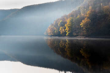 Sonnenaufgang am Rursee in der Eifel