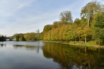 L'étang du Moulin en automne au site de l'abbaye du Rouge-Cloître en pleine forêt de Soignes à Auderghem 