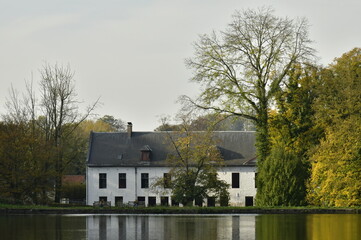 Le prieuré de l'abbaye du Rouge-Cloître dans un cadre bucolique en automne se reflétant dans l'étang en pleine forêt de Soignes à Auderghem