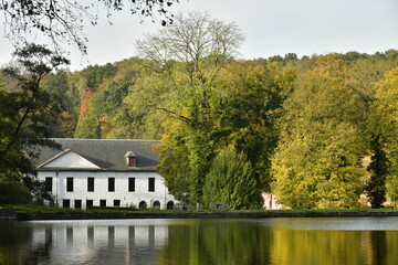 Le prieuré de l'abbaye du Rouge-Cloître dans un cadre bucolique en automne se reflétant dans l'étang en pleine forêt de Soignes à Auderghem