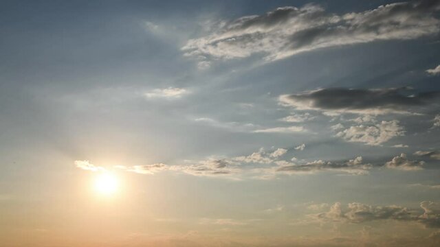 Romantischer Sonnenuntergang mit leicht bew&ouml;lktem Himmel im Zeitraffer
