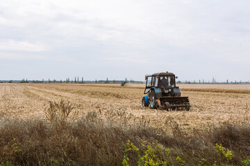 Obraz premium Combine harvesting corn trash of cobs, stover, stalks and debris.