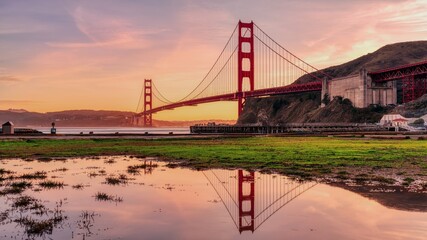 Fototapeta na wymiar Golden Gate Bridge at sunset from a marina