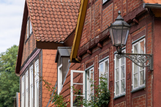 an einem alten Haus ist ein Fensterfl&uuml;gel des Sprossenfensters iweit nach au&szlig;en ge&ouml;ffnet