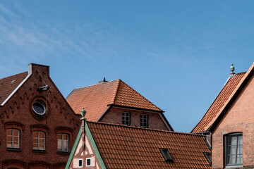 Obraz premium Dächer in der Altstadt vor wolkenlosem blauen Himmel