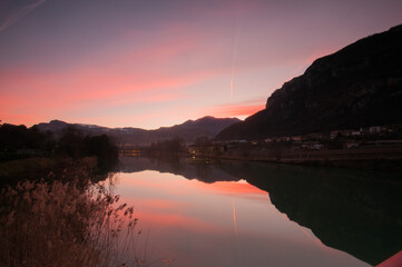 Tramonto sul bacino artificiale del fiume Adige-Garda.