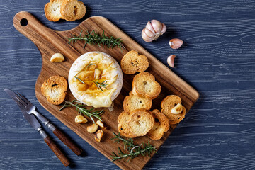 Baked camembert cheese with croutons, top view - obrazy, fototapety, plakaty