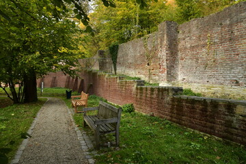 Obraz premium Coin de repos au pied du mur d'enceinte au jardin de l'abbaye du Rouge-Cloître en pleine forêt de Soignes en automne à Auderghem 
