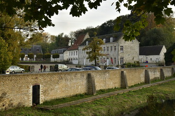 Mur d'enceinte et les bâtiments de l'abbaye du Rouge-Cloître avec sa cour servant de parking en...