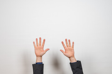 Zwei Hände vor einer weißen Wand