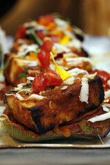 berenjena rebozada con especias asada al estilo indio con guinda roja