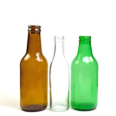 Verschiedene leere Glasflaschen vor weißem Hintergrund