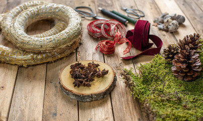 Weihnachtliche Accessoires Zapfen, Bänder, Anis, Kugeln, Strohkranz, Sterne, Zimt Draht und Schere – Weihnachten Dekoration