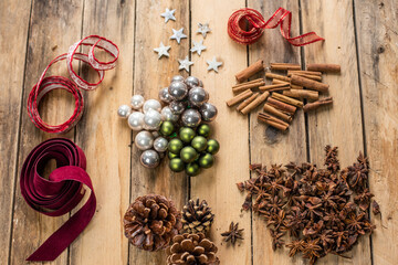 Weihnachtliche Accessoires Zapfen, Kugeln, Bänder, Zimt, Sterne, Anis und Apfelscheiben – Weihnachten Dekoration