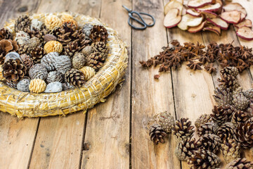 Weihnachten Dekoration – verschiedene weihnachtliche Accessoires Strohkranz, Zapfen, Anis, Apfelscheiben zum Deko selber machen